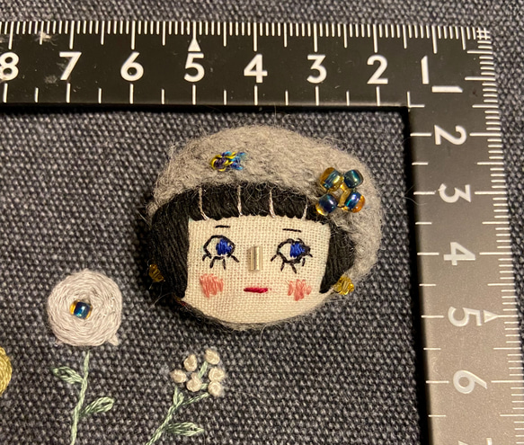 ブローチ　刺繍　女の子　ベレー帽　カジュアルファッションコーデ 1枚目の画像