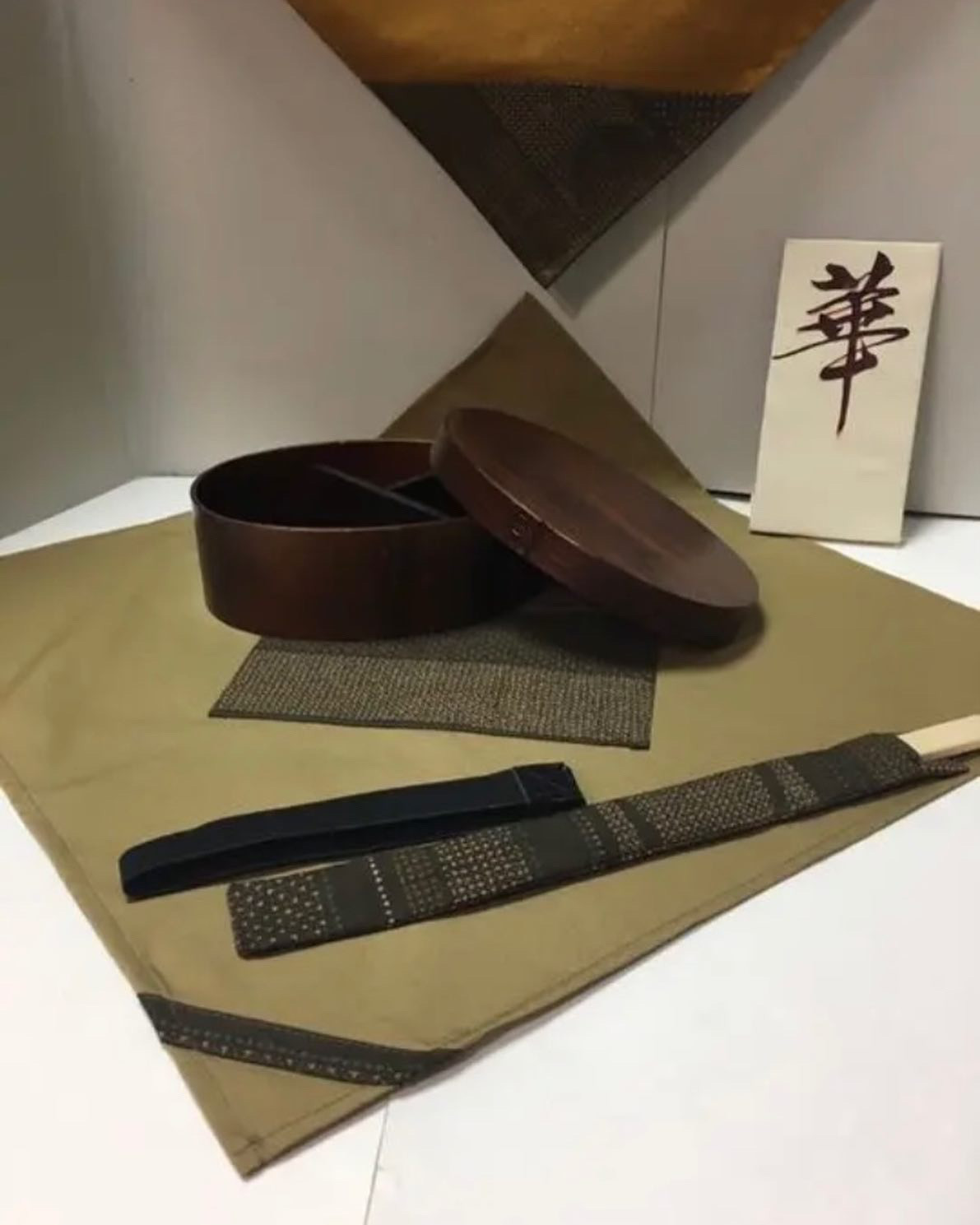 和柄のお弁当箱五点セット　丸小判漆塗り弁当箱　和柄風呂敷x 2枚　箸袋　ゴムバンド
