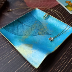 【プチギフトに最適！】アクセサリートレイ(ラメ/ブルー/スクエア)  天然の葉を用いるボタニーペインティング装飾　 5枚目の画像