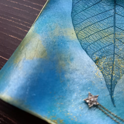 【プチギフトに最適！】アクセサリートレイ(ラメ/ブルー/スクエア)  天然の葉を用いるボタニーペインティング装飾　 4枚目の画像