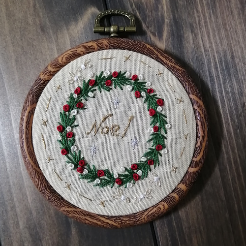 ☆Maa♡ページ☆2個入り♪中リース・壁飾り小 クリスマスリース刺繍の壁飾り《小》 その他アート HanaDaisy