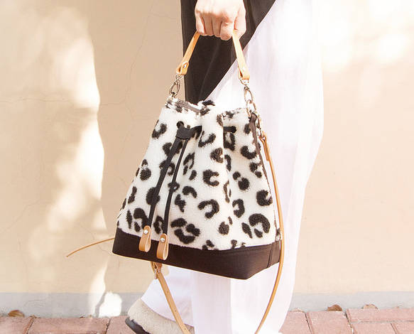 白黒レオパードボアx牛革x帆布 ショルダーバッグ（Lサイズ）モコモコ可愛いヒョウ柄巾着 1枚目の画像