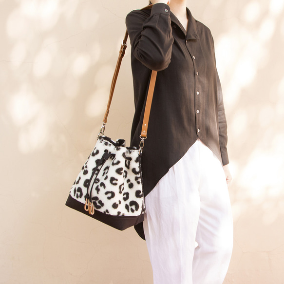 白黒レオパードボアx牛革x帆布 ショルダーバッグ（Lサイズ）モコモコ可愛いヒョウ柄巾着 4枚目の画像