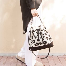 白黒レオパードボアx牛革x帆布 ショルダーバッグ（Lサイズ）モコモコ可愛いヒョウ柄巾着 7枚目の画像