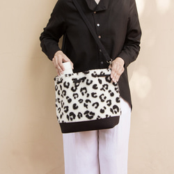 白黒レオパードボアx牛革x帆布 ショルダーバッグ（Lサイズ）モコモコ可愛いヒョウ柄巾着 9枚目の画像