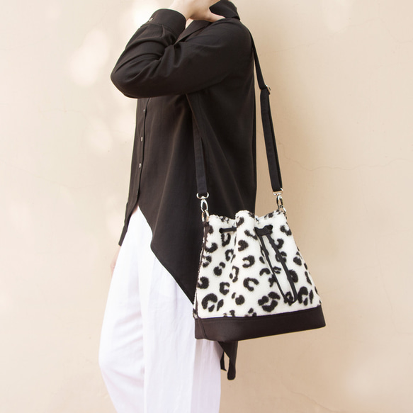 白黒レオパードボアx牛革x帆布 ショルダーバッグ（Lサイズ）モコモコ可愛いヒョウ柄巾着 8枚目の画像