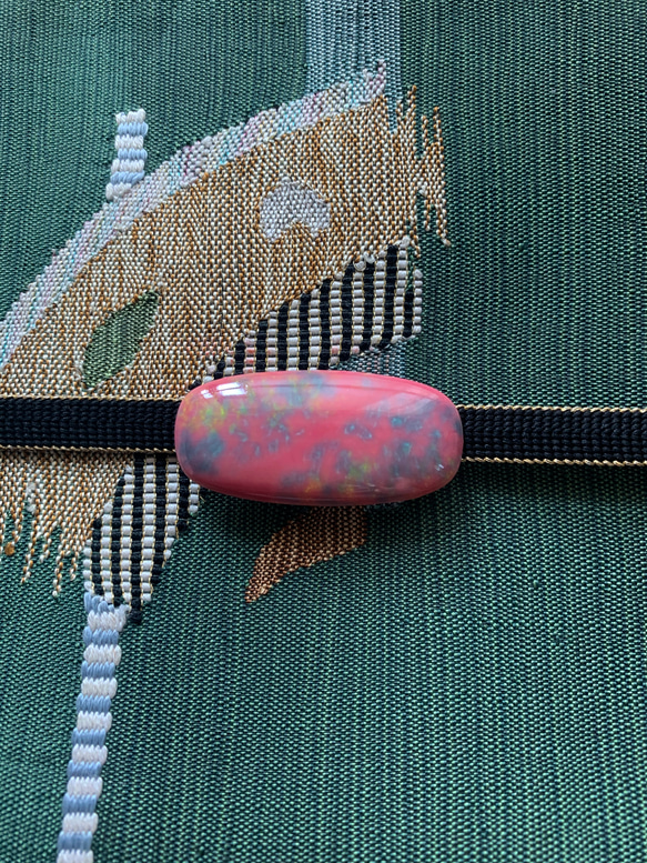 ビンテージ素材の艶めくピンクマーブルの帯留め「花桃の森と空のラプソディ」 6枚目の画像