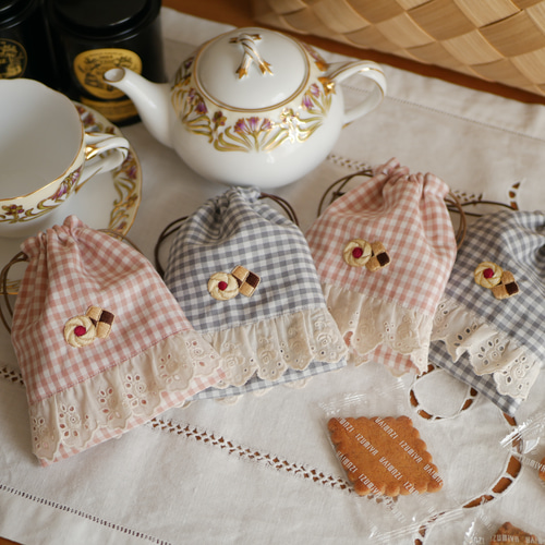 手刺繍のクッキーと紅茶染めレースの乙女なミニ巾着ポーチ 巾着袋 