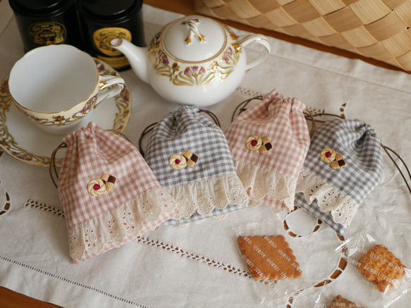 手刺繍のクッキーと紅茶染めレース✻お茶会風ミニ巾着ポーチ 1枚目の画像
