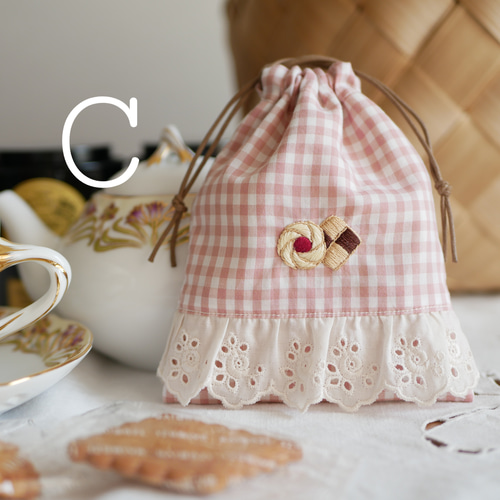 手刺繍のクッキーと紅茶染めレースの乙女なミニ巾着ポーチ 巾着袋 