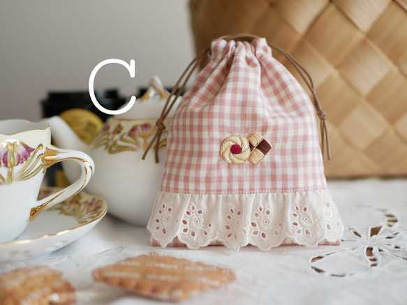手刺繍のクッキーと紅茶染めレース✻お茶会風ミニ巾着ポーチ 5枚目の画像