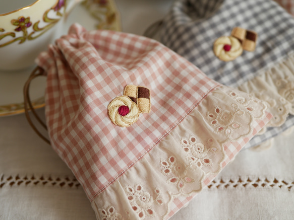 手刺繍のクッキーと紅茶染めレース✻お茶会風ミニ巾着ポーチ 14枚目の画像