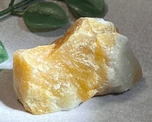 万華鏡✨ アスパラガスストーン フローアパタイト イエロー　原石　ラフストーン 岡山のパワーストーン、風水・開運グッズのお店 龍祥本舗