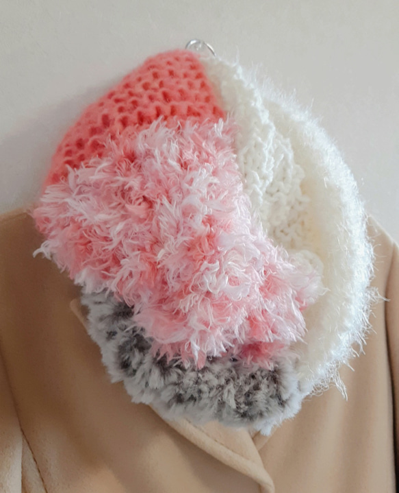 《ふわもこ可愛い手編みスヌード》　肌に優しい　ウール　 日常使いに最適　あたたかみのあるピンク　冬支度2022 1枚目の画像