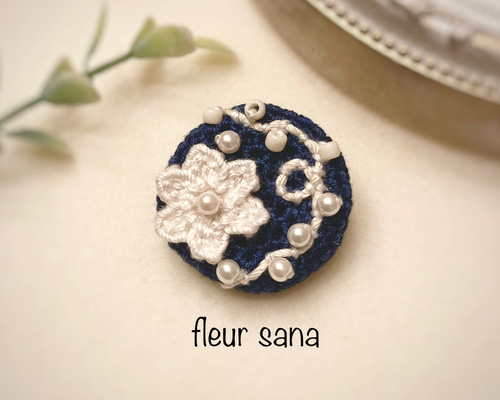 ボタニカルフラワー　ブローチ 北欧ボタニカルフラワー＊手刺繍ブローチ＊赤＊Small ブローチ