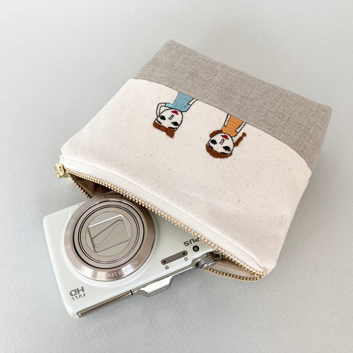 刺繍ポーチ ふたりで会話中 マチ付き小物入れ 16cmファスナー ポーチ 