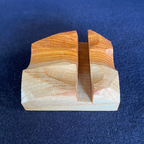 2個の値段です、堅木無垢材一刀彫の作品です、重量感があります。