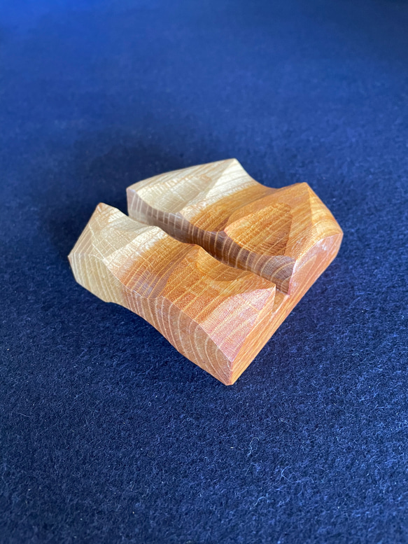 2個の値段です、堅木無垢材一刀彫の作品です、重量感があります。