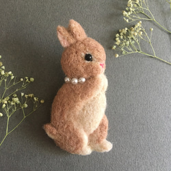羊毛フェルト 立ちうさぎのブローチ ブローチ CHIRA MIRA 通販