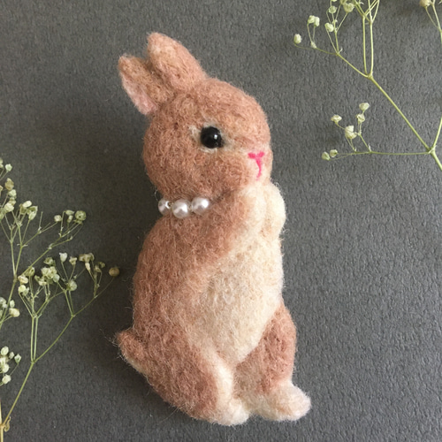り 羊毛フェルト うさぎ 全身 フレーム ハンドメイド 羊毛フェルト 立ちうさぎのブローチ ブローチ CHIRA MIRA 通販