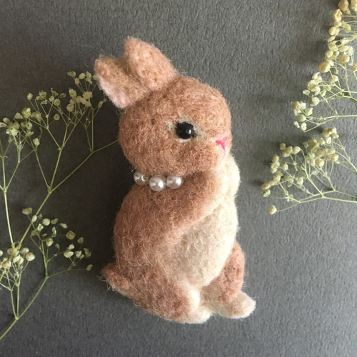 ☆ 様　うさぎ　羊毛フェルト額縁入り 羊毛フェルト 立ちうさぎのブローチ ブローチ CHIRA MIRA 通販
