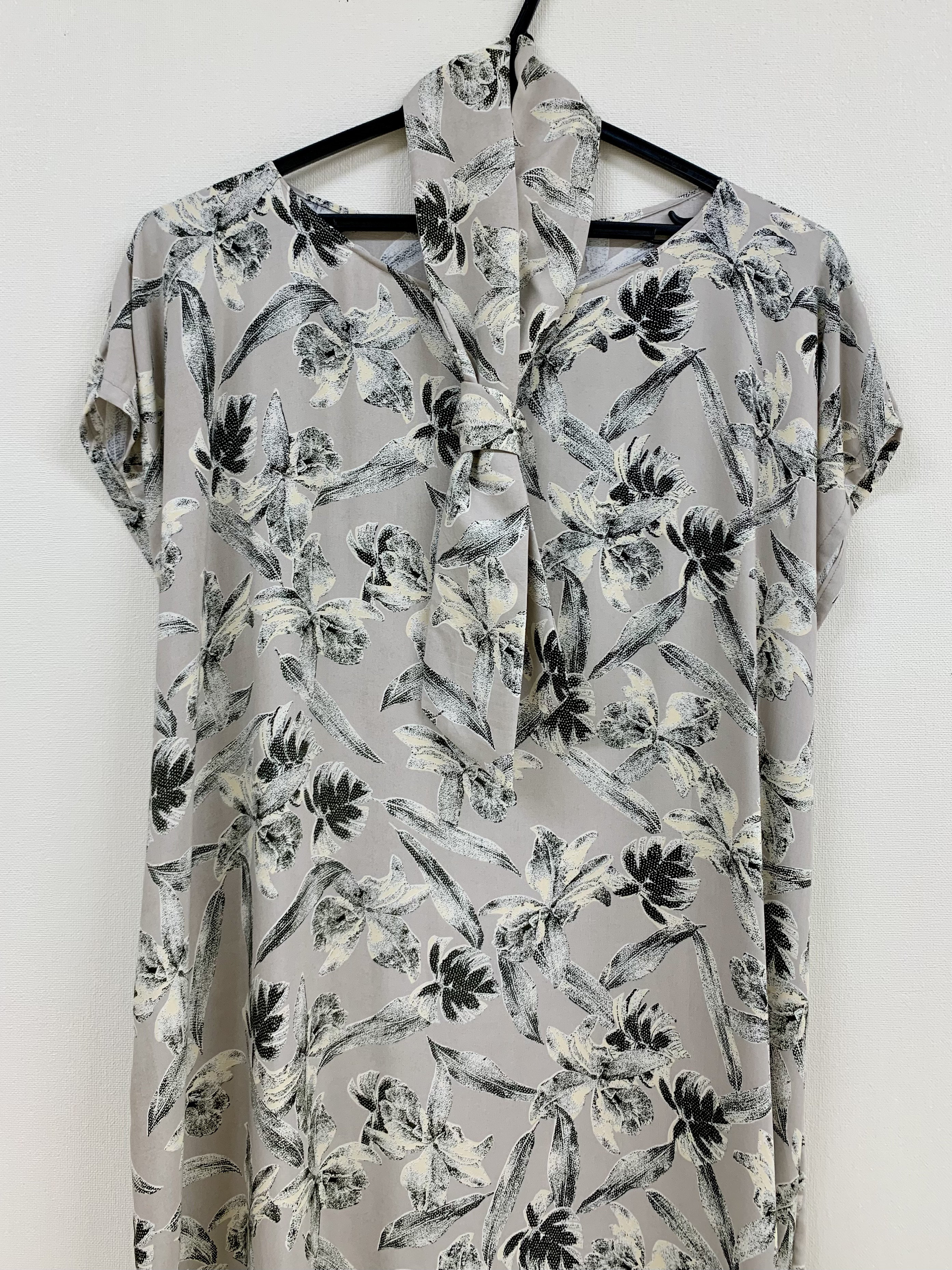 【お洗濯OK！直線裁ちワンピース】 flower & leaf gray 8,470円