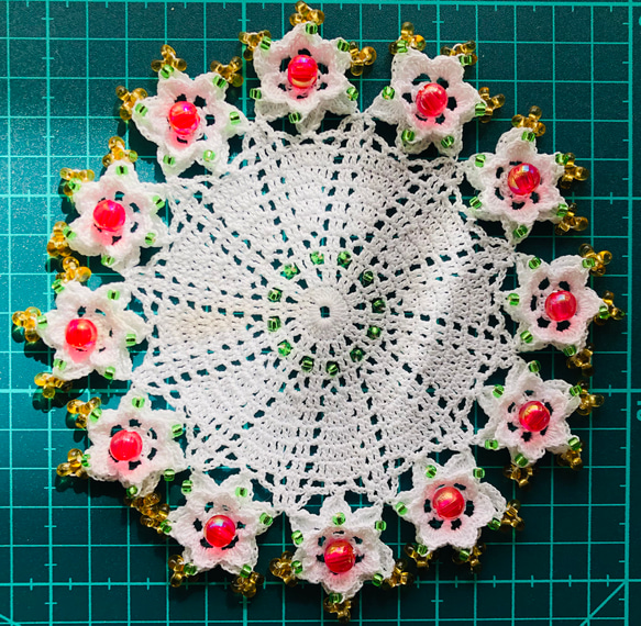 【再販】NOKOのカラフルレース編み 立体小花のモチーフドイリーC（16） 5枚目の画像