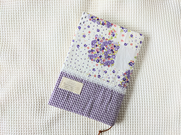 A5サイズ　青紫花柄×紫チェック　ブックカバー 1枚目の画像