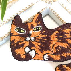 【受注製作】 サビ猫香箱座り・刺繍ブローチ 2枚目の画像