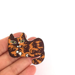 【受注製作】 サビ猫香箱座り・刺繍ブローチ 4枚目の画像