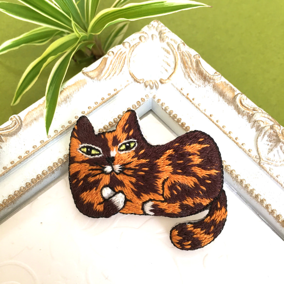 【受注製作】 サビ猫香箱座り・刺繍ブローチ 1枚目の画像