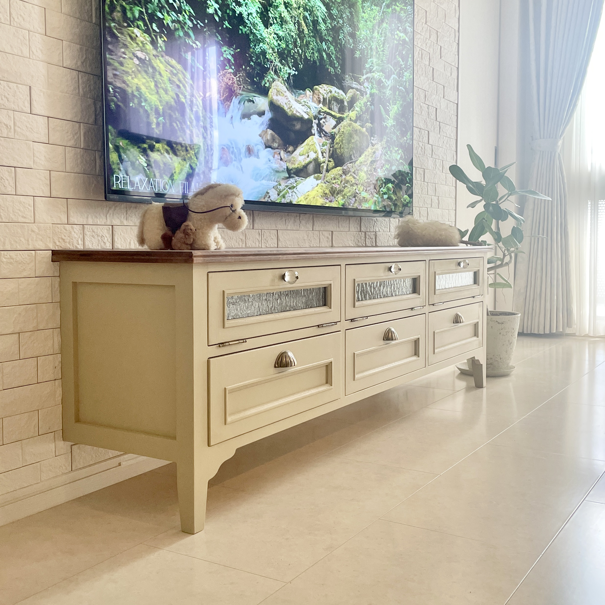 壁掛けテレビ向け フロートタイプテレビボード フランスアンティーク風テレビボード 海外インテリア かわいいテレビ台