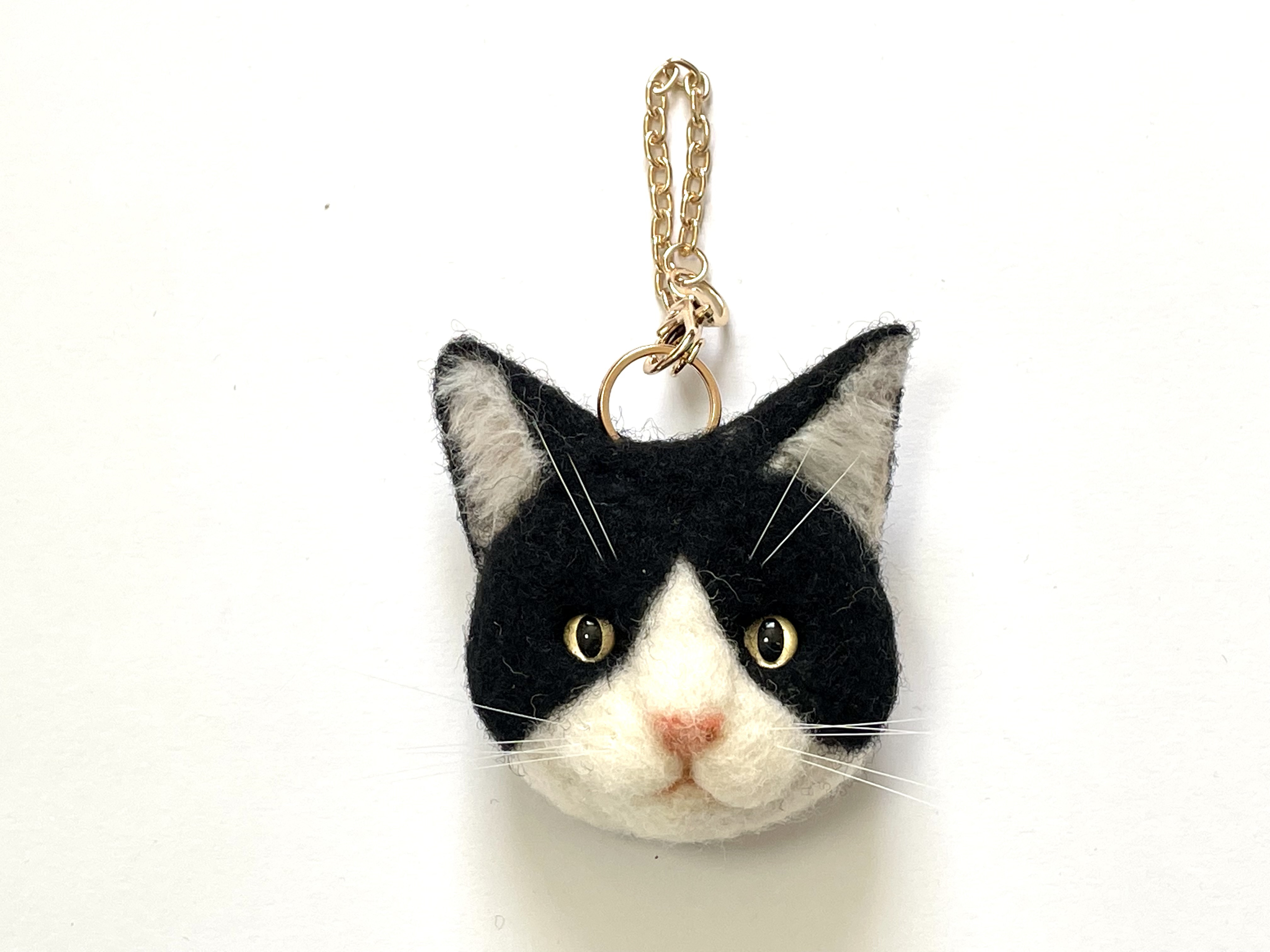 黒白はちわれの猫バッグチャーム674 猫ブローチ 羊毛フェルト 猫