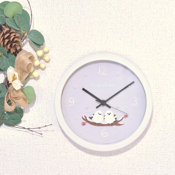 寄り添うシマエナガの時計 2枚目の画像