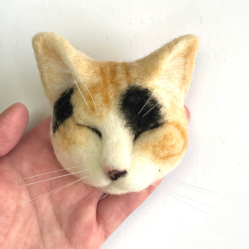 羊毛フェルト猫 三毛猫ブローチ - メルカリ