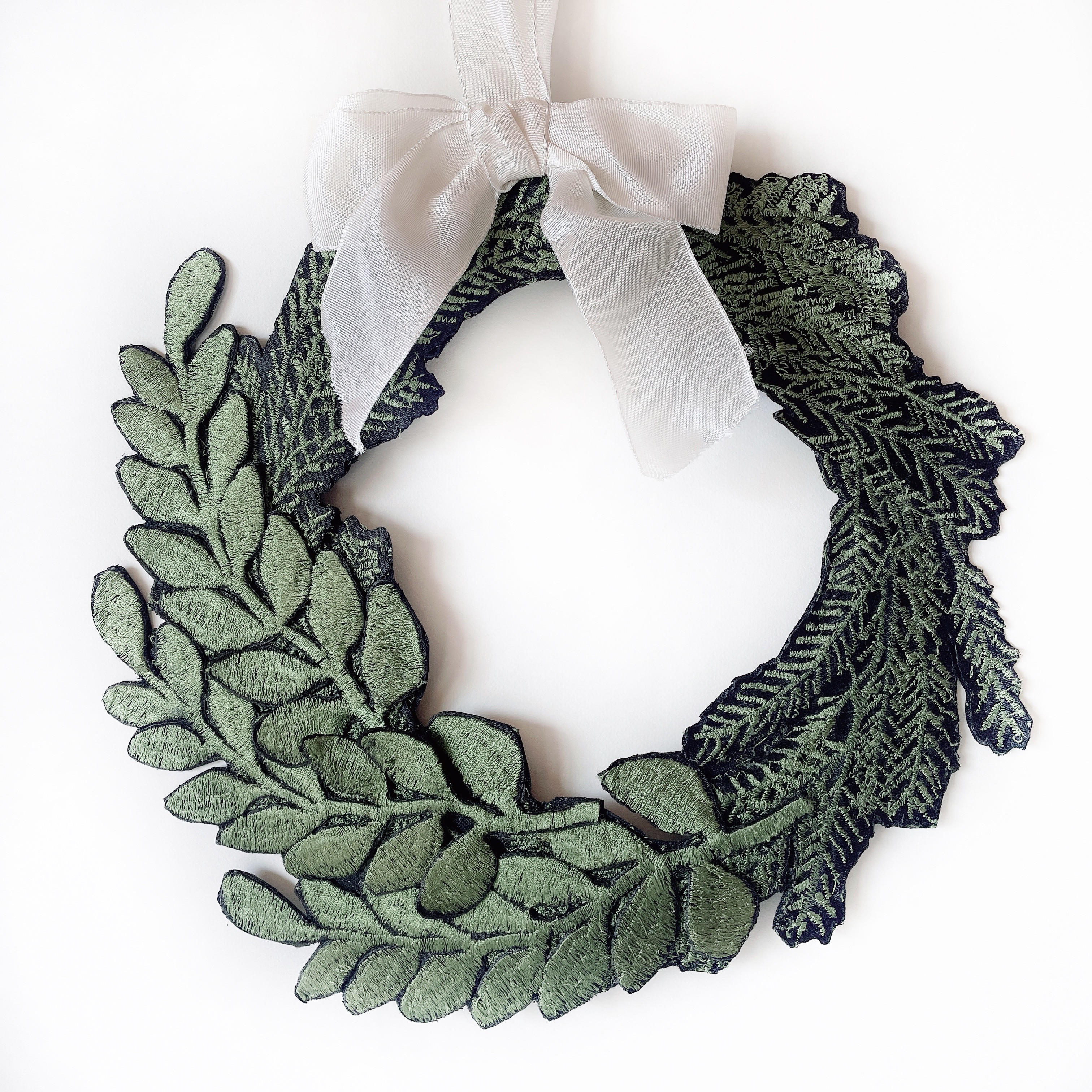 【省スペースクリスマス2025】刺繍リース【送料無料】