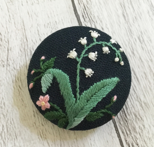 すずらん♫くるみボタン花の刺繍ブローチ ブローチ chikayo＊c-gallery 