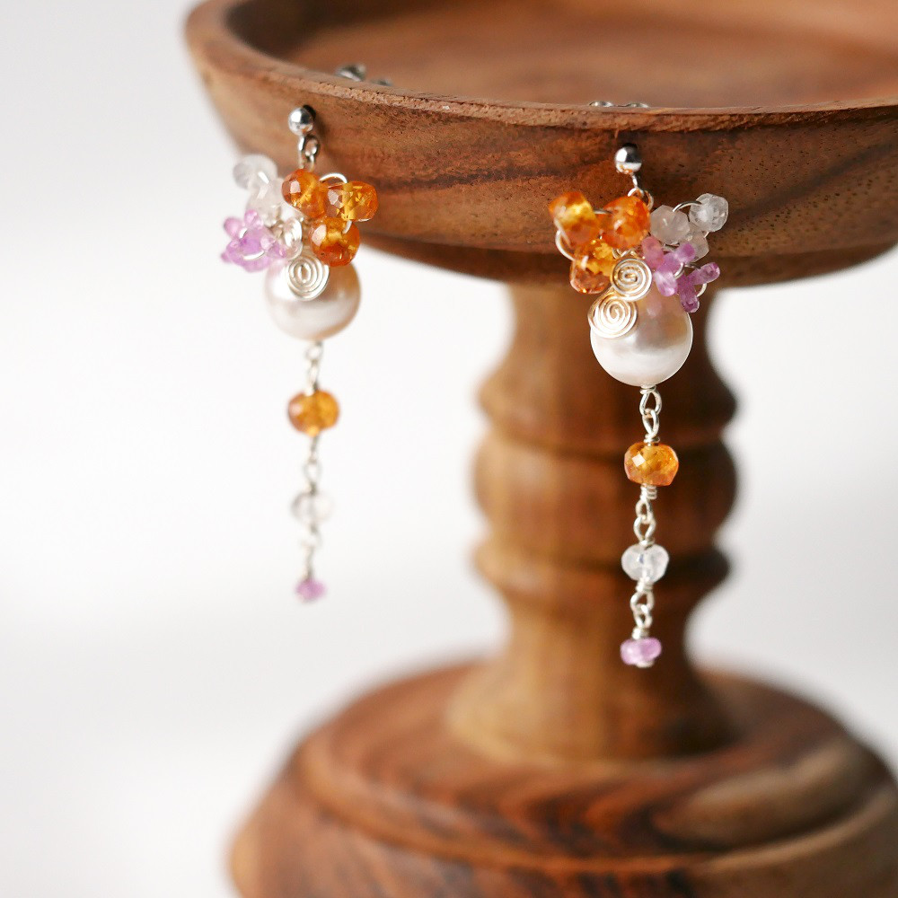 【揺れる花束ピアスorイヤリング】１点もの・アコヤパール・ピンクサファイヤ・スぺサタイトガーネット・ムーンストーン