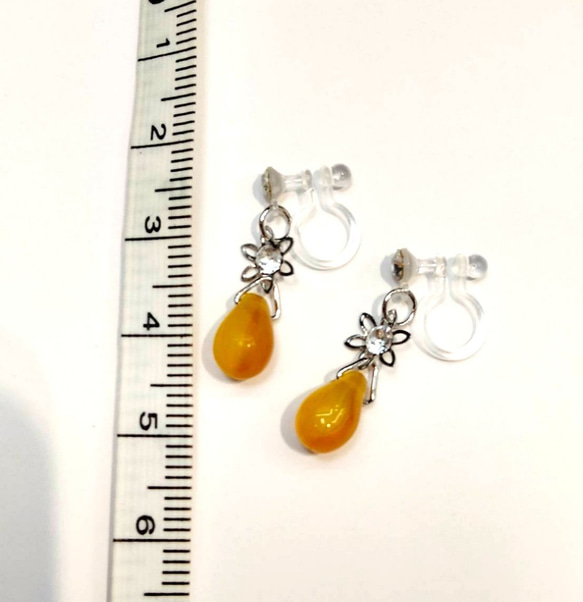 チェコガラスとお花のイヤリング（ノンホール樹脂）オレンジ 3枚目の画像