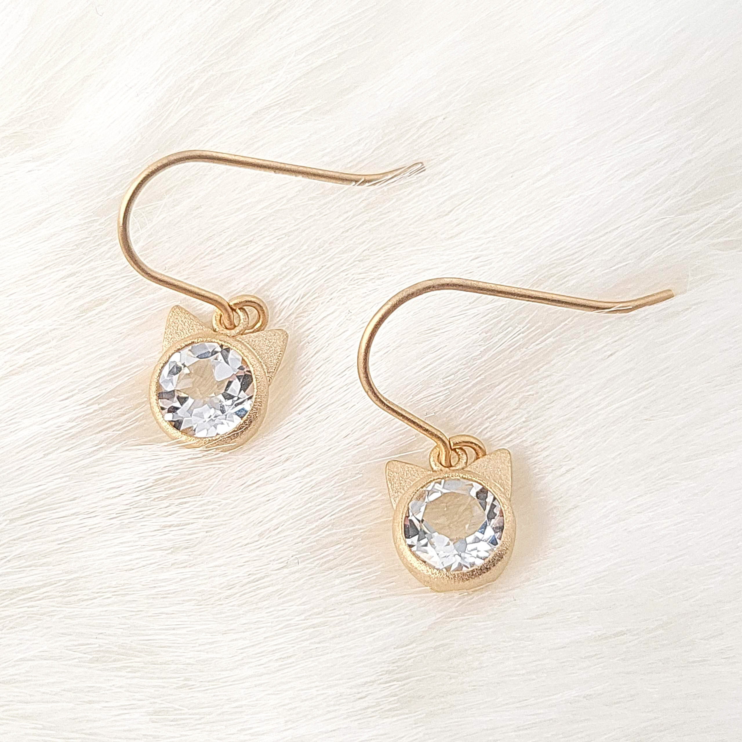 ゆらゆら猫ちゃんの天然石フックピアス【選べる８種の天然石】ローズクォーツ　シトリン　ブルートパーズ