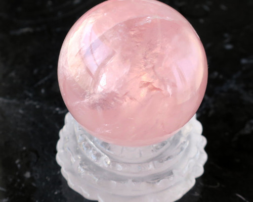 新品未使用　【ローズオーラ水晶】スフィア　48.5ミリ玉　恋愛、自己愛に最適！ みつめて】エンジェルオーラ ローズクォーツ スフィア 金のスフィア台