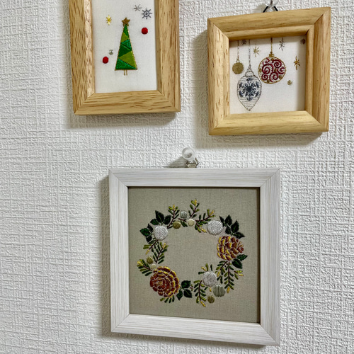 クリスマスリース 刺繍フレーム 絹糸と金銀糸の日本刺繍 壁飾り