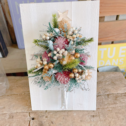 スタンドつき♡【ホワイトクリスマスツリー】人気の色合い♡クリスマス雑貨リース♡木のボードつき 1枚目の画像