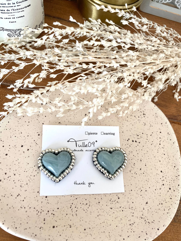 再販21デニムブルーのぷっくりハートビーズ刺繍ピアス♡イヤリング
