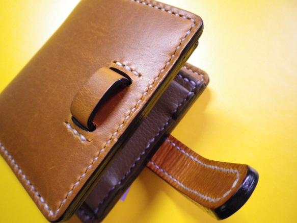 【送料無料】コンパクトサイズ  キャメル牛革・総手縫い二つ折り財布(差し込み式ベルト留め)　TIO-FS011 11枚目の画像