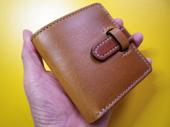 【送料無料】コンパクトサイズ  キャメル牛革・総手縫い二つ折り財布(差し込み式ベルト留め)　TIO-FS011 9枚目の画像