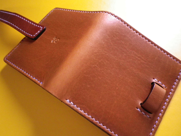 【送料無料】コンパクトサイズ  キャメル牛革・総手縫い二つ折り財布(差し込み式ベルト留め)　TIO-FS011 10枚目の画像