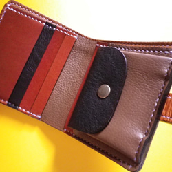 【送料無料】コンパクトサイズ  キャメル牛革・総手縫い二つ折り財布(差し込み式ベルト留め)　TIO-FS011 3枚目の画像