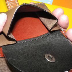 【送料無料】コンパクトサイズ  キャメル牛革・総手縫い二つ折り財布(差し込み式ベルト留め)　TIO-FS011 6枚目の画像