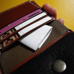 【送料無料】コンパクトサイズ  キャメル牛革・総手縫い二つ折り財布(差し込み式ベルト留め)　TIO-FS011 5枚目の画像